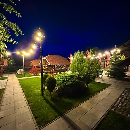 Pensiunea Hora cu Brazi Zărneşti Exterior foto